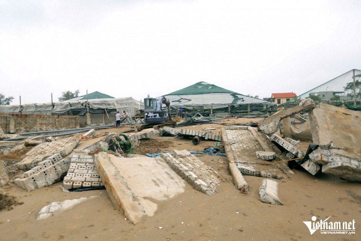 Bờ tường ao nuôi bị sóng biển đánh sập. Ảnh: Lê Dương