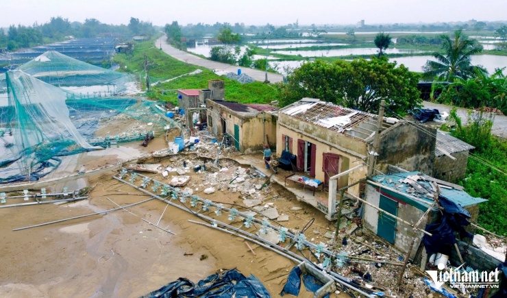 Hệ thống nhà trông coi cũng bị gió giật hư hỏng. Ảnh: Lê Dương