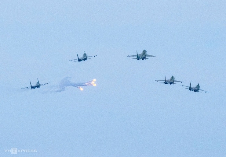Biên đội Su-30MK2 tách đội hình và thả mồi bẫy nhiệt trên bầu trời Hà Nội. Ảnh: Giang Huy
