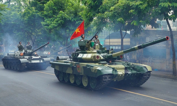 Đoàn diễu binh được người dân cổ vũ nhiệt tình - 45
