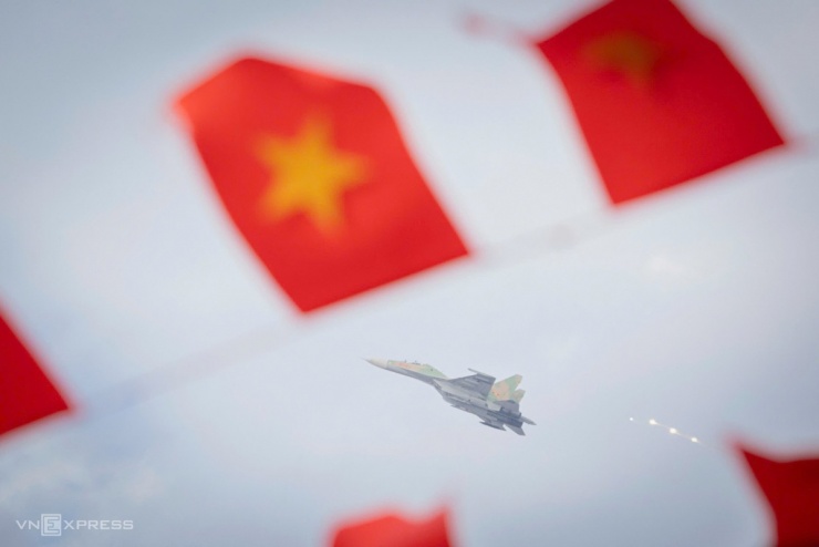 Su-30MK2 thả bẫy nhiệt. Video: Giang Huy