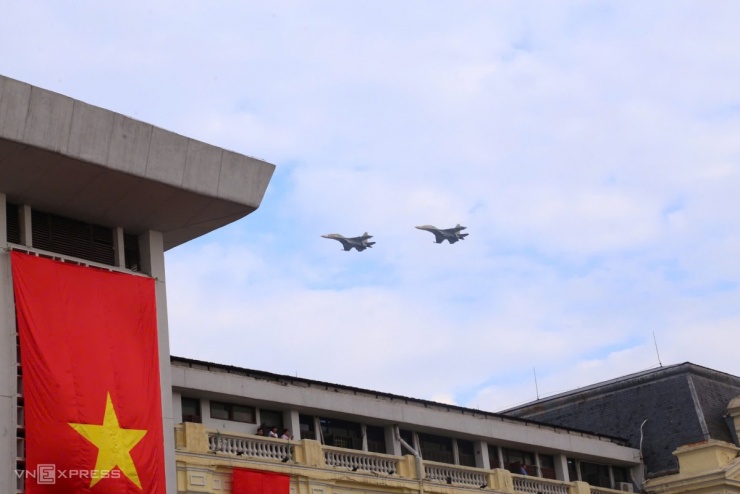 Đội hình Yak-130 bay qua quảng trường. Video:&nbsp;Tuấn Việt