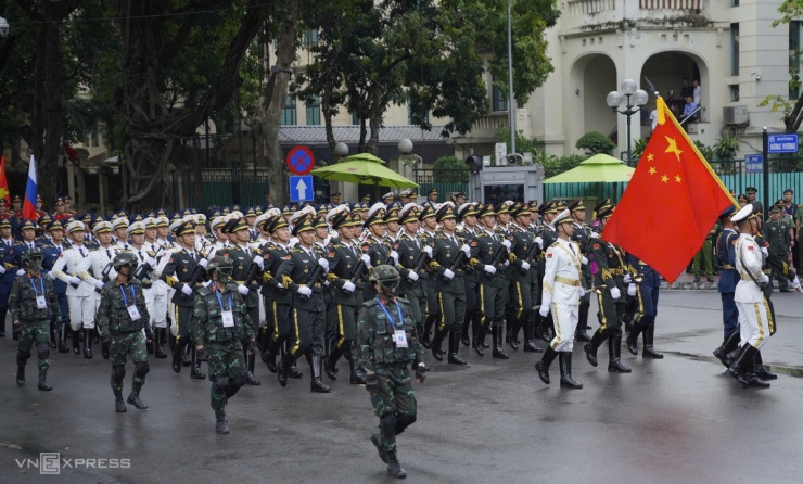 Đoàn diễu binh được người dân cổ vũ nhiệt tình - 53