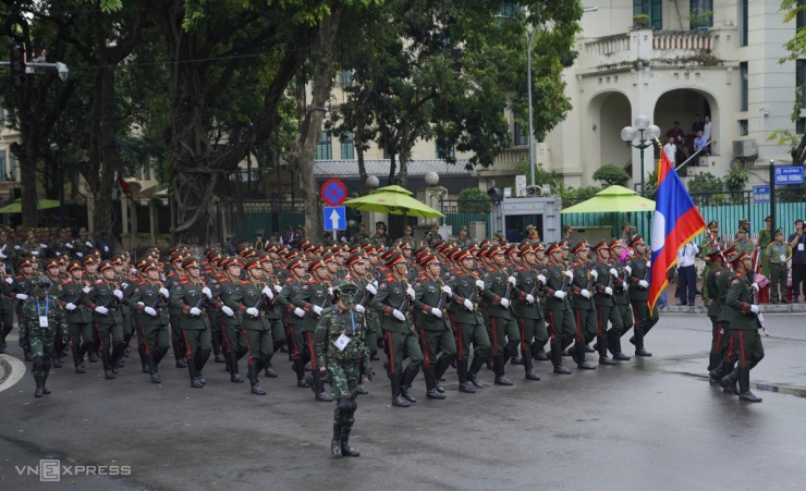 Đoàn diễu binh được người dân cổ vũ nhiệt tình - 56