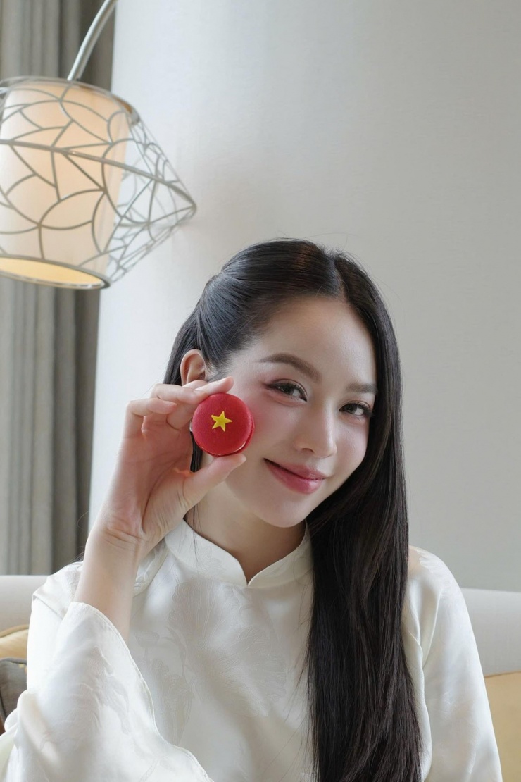 Hoa hậu Thanh Thủy có phụ kiện độc đáo là chiếc bánh "macaron lá cờ" nhỏ xinh.