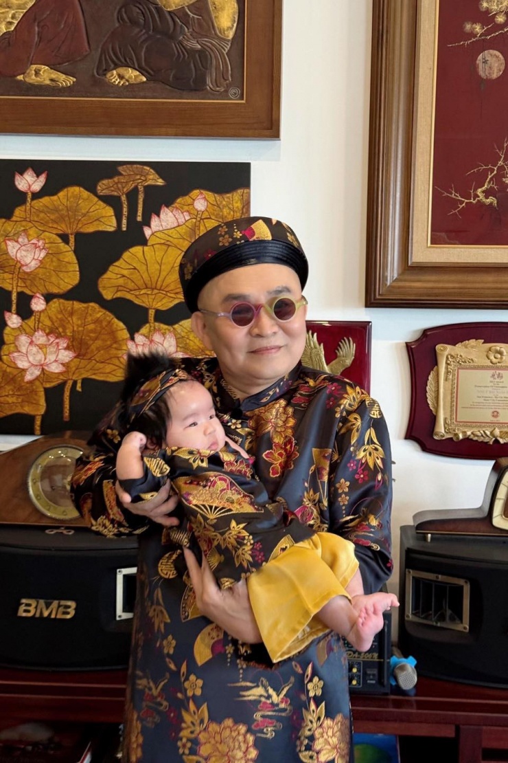 NSƯT Xuân Hinh lên đồ ăn ý cháu ngoại và tiết lộ: "Hai ông cháu may vài bộ áo dài mới đi chơi Quốc khánh đây ạ".