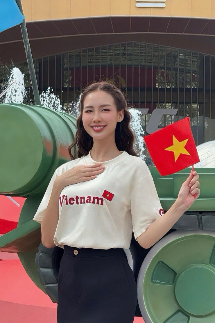 Hướng đến hình ảnh năng động hơn, hoa hậu Bảo Ngọc phối áo thun in chữ "Vietnam" cùng quần âu tối giản.