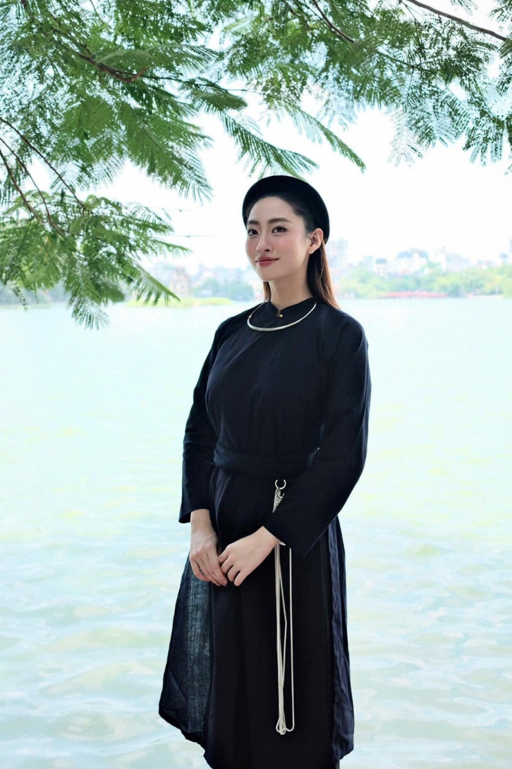 Hoa hậu Lương Thùy Linh cho biết không phải người Tày nhưng cô sinh ra tại Cao Bằng nên vẫn mặc trang phục truyền thống của đồng bào để "cảm nhận rõ nhịp đập thiêng liêng của quê hương trong từng sợi vải".