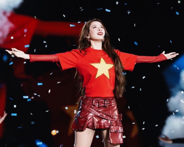 Chi Pu lăng-xê áo đỏ sao vàng khi biểu diễn trên sân khấu concert Sao nhập ngũ và tự nhận xét "đồng chí Thùy Chi đã cháy hết mình".