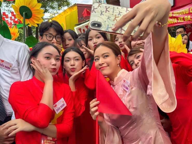 Nhiều người trẻ nhận ra, đến chụp ảnh cùng Hoàng Thùy Linh. Cô cũng được các em nhỏ đến xin chữ ký. Ảnh: FBNV