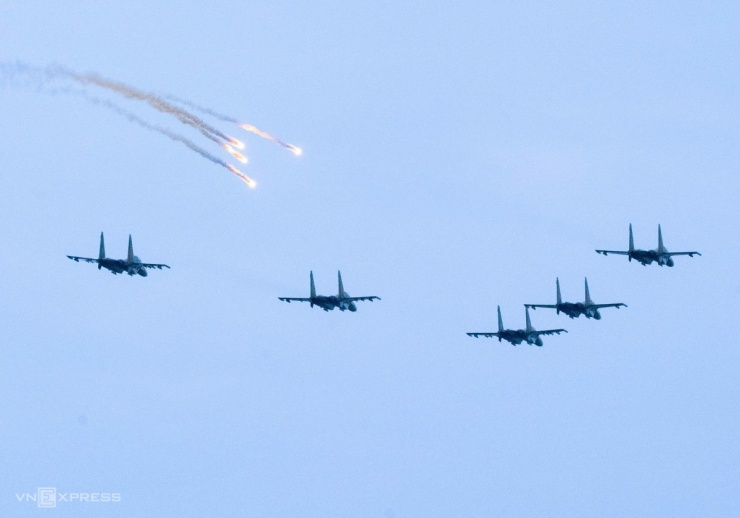 Khoảnh khắc Yak-130 và Su-30MK2 thả bẫy nhiệt trên bầu trời Thủ đô. Video: Giang Huy Nhóm phóng viên