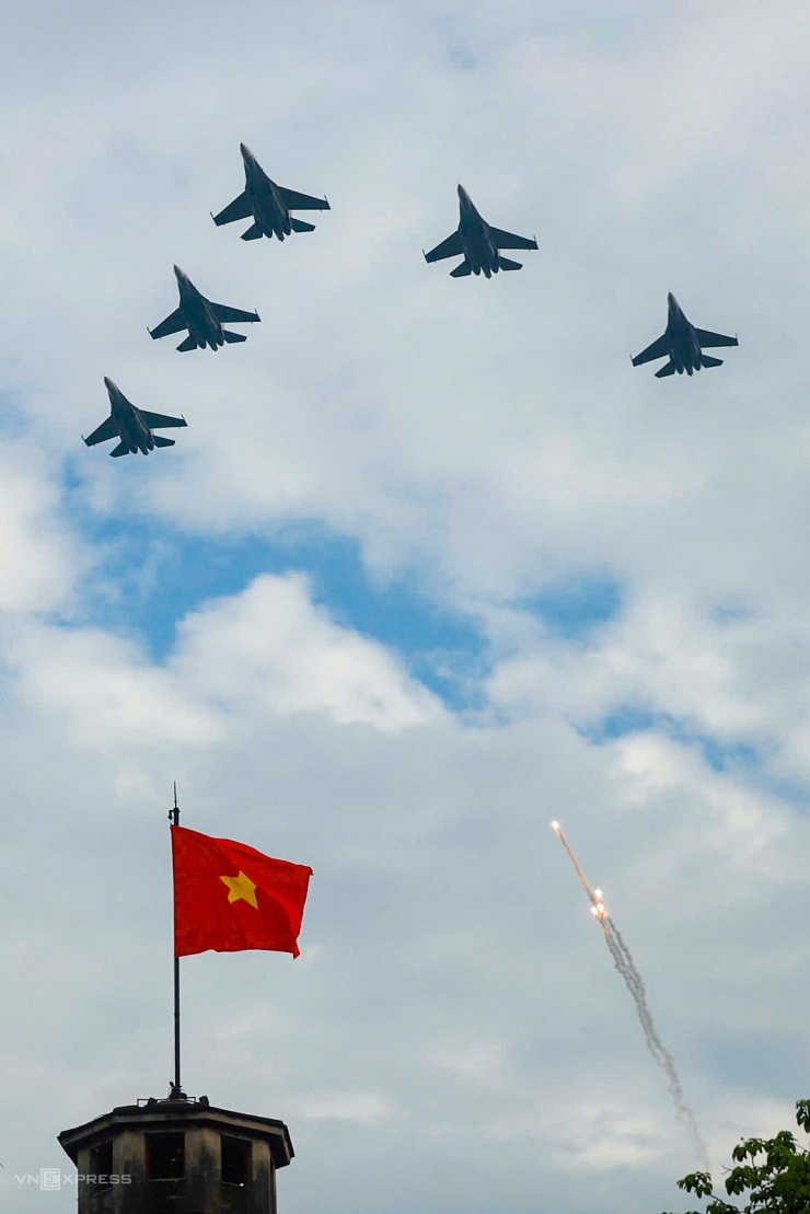 Yak-130, Su-30MK2 thả mồi bẫy nhiệt trên Ba Đình - 2