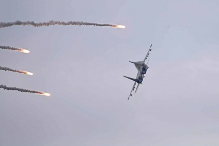 Yak-130, Su-30MK2 thả mồi bẫy nhiệt trên Ba Đình - 5