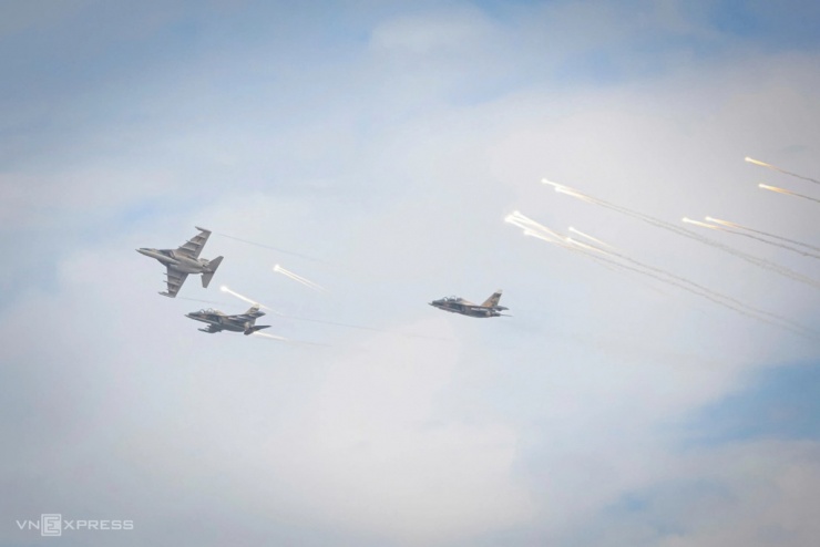 Yak-130, Su-30MK2 thả mồi bẫy nhiệt trên Ba Đình - 6