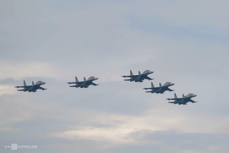 Yak-130, Su-30MK2 thả mồi bẫy nhiệt trên Ba Đình - 8