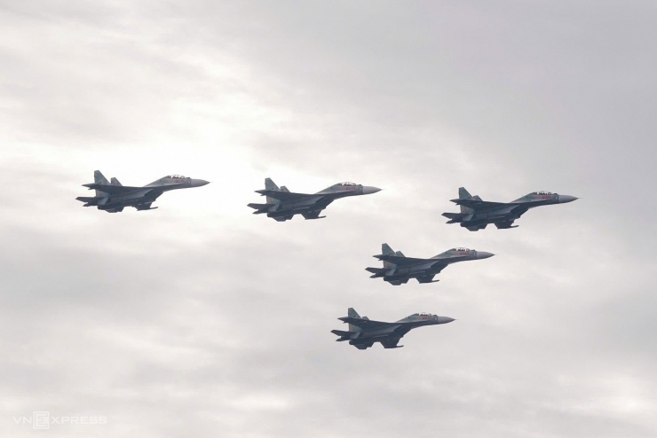 Yak-130, Su-30MK2 thả mồi bẫy nhiệt trên Ba Đình - 7