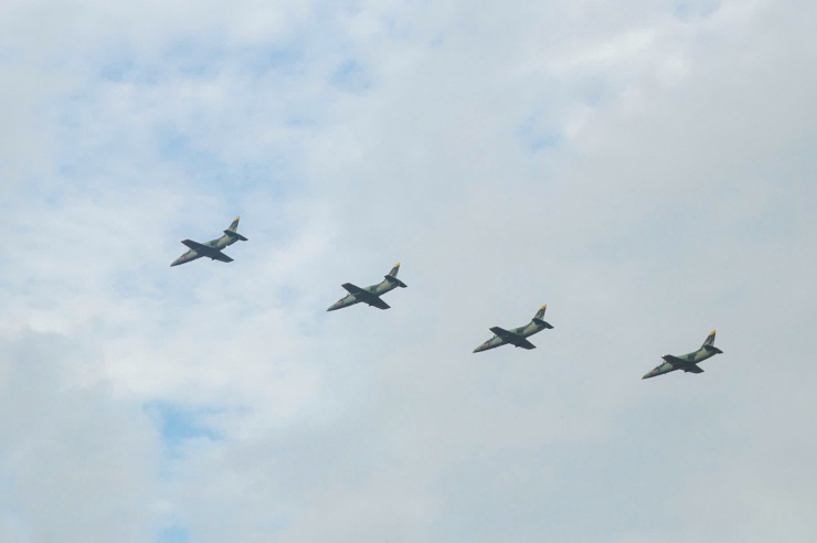 Yak-130, Su-30MK2 thả mồi bẫy nhiệt trên Ba Đình - 9