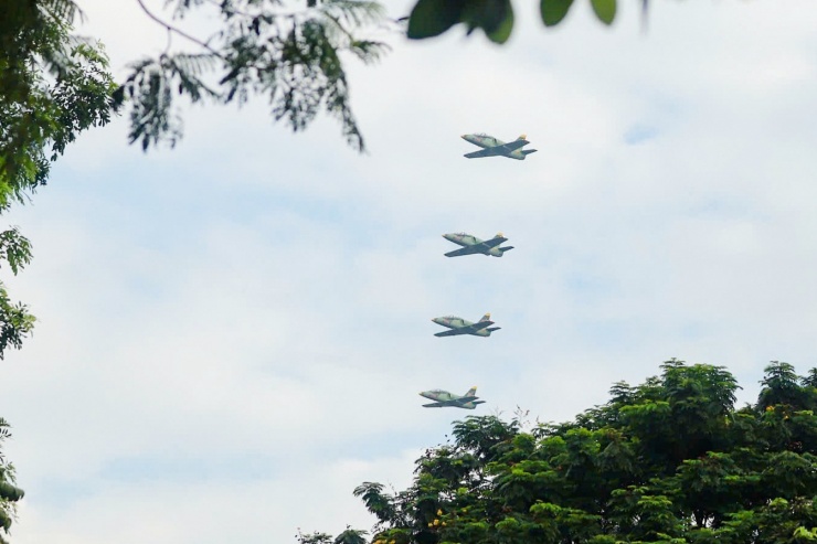 Yak-130, Su-30MK2 thả mồi bẫy nhiệt trên Ba Đình - 10