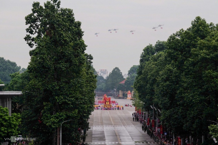 Yak-130, Su-30MK2 thả mồi bẫy nhiệt trên Ba Đình - 13