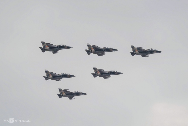 Yak-130, Su-30MK2 thả mồi bẫy nhiệt trên Ba Đình - 11