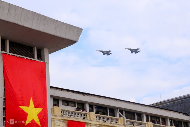 Yak-130, Su-30MK2 thả mồi bẫy nhiệt trên Ba Đình - 12