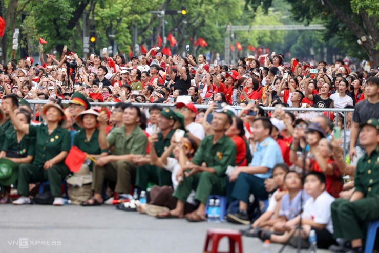 Yak-130, Su-30MK2 thả mồi bẫy nhiệt trên Ba Đình - 15