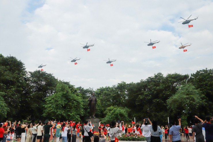 Yak-130, Su-30MK2 thả mồi bẫy nhiệt trên Ba Đình - 14