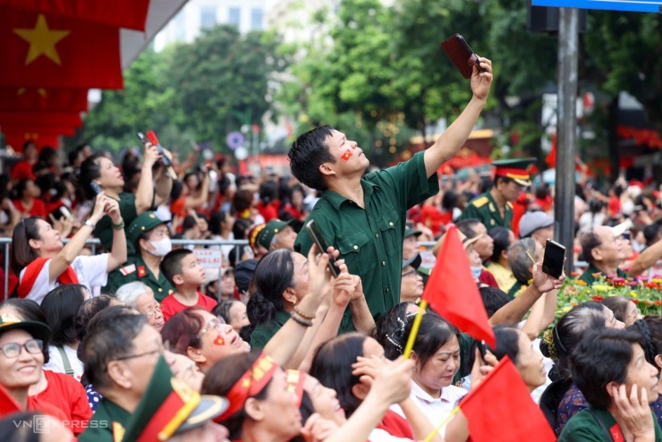 Yak-130, Su-30MK2 thả mồi bẫy nhiệt trên Ba Đình - 16