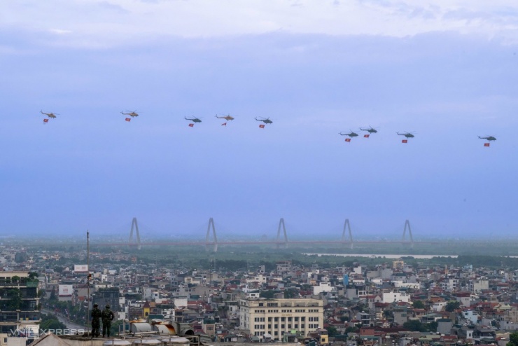 Yak-130, Su-30MK2 thả mồi bẫy nhiệt trên Ba Đình - 17