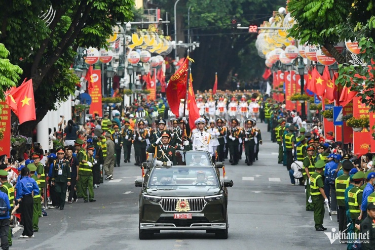 Các khối qua phố Tràng Tiền, tiến về quảng trường Cách mạng tháng Tám trong tiếng reo hò của nhân dân. Ảnh: Thạch Thảo