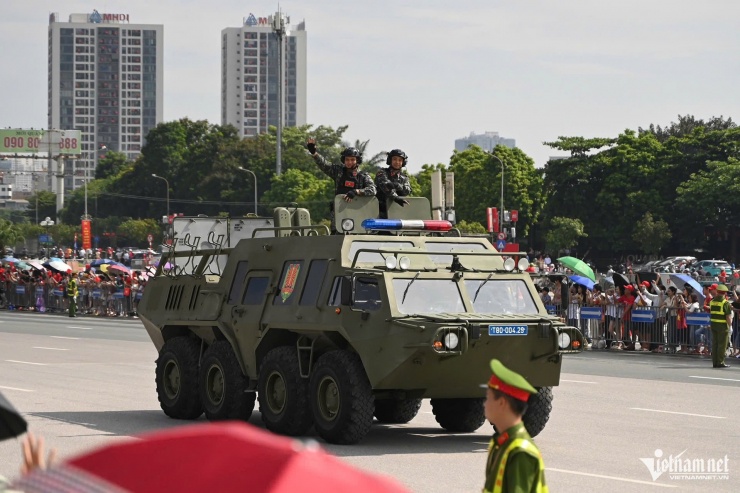 Khối xe pháo Quân sự bánh lốp, khối xe Đặc chủng Bộ Công an cơ động về trường đua F1. Ảnh: Nguyễn Huy