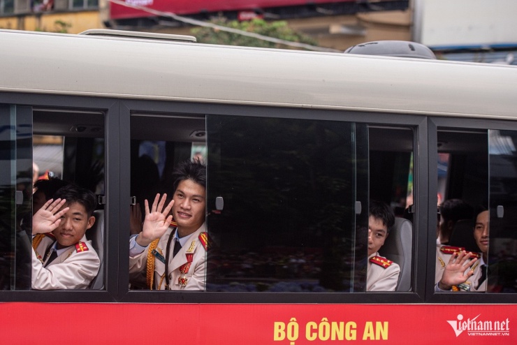 Các chiến sĩ vẫy tay chào tạm biệt người dân. Ảnh: Thế Bằng