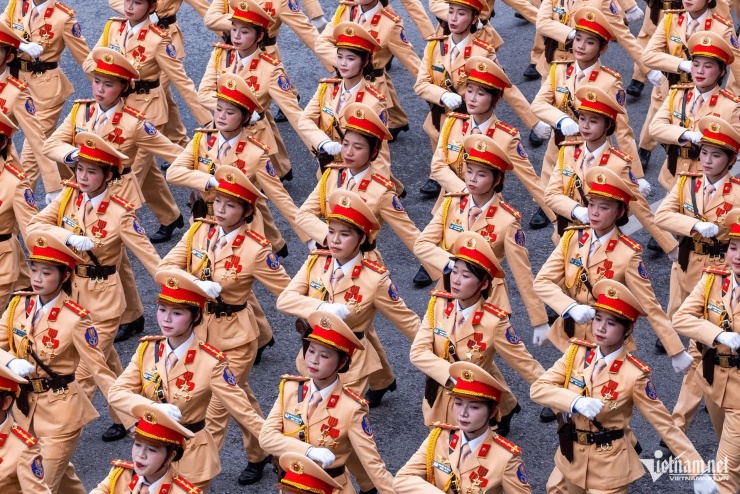 Các khối diễu binh qua đường Lê Duẩn - Ga Hà Nội để về điểm tập kết ở công viên Thống Nhất. Ảnh: Mạnh Hùng