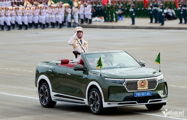 Xe chỉ huy các khối diễu binh đại diện cho lực lượng Công an nhân dân. Ảnh: Phạm Hải