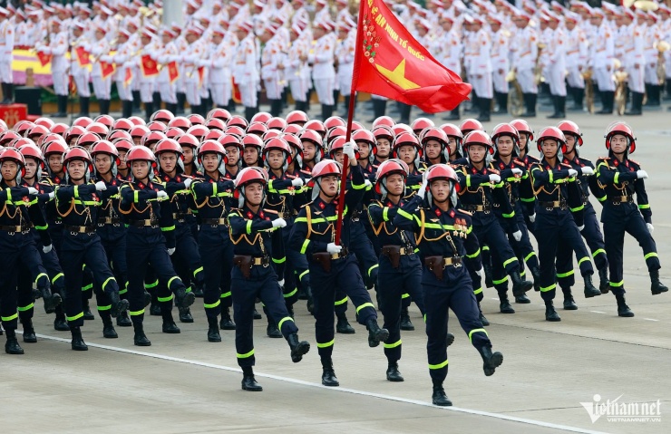 Khối nam sĩ quan Cảnh sát Phòng cháy, Chữa cháy. Ảnh: Phạm Hải