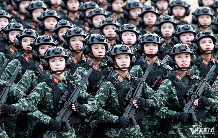 Khối nữ chiến sĩ Cảnh sát Đặc nhiệm. Ảnh: Phạm Hải