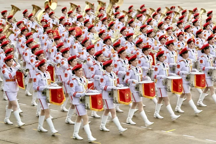 Khối nữ Quân nhạc Việt Nam cùng những âm thanh hùng tráng ngân vang đang tiến vào Lễ đài. Ảnh: HOÀNG GIANG