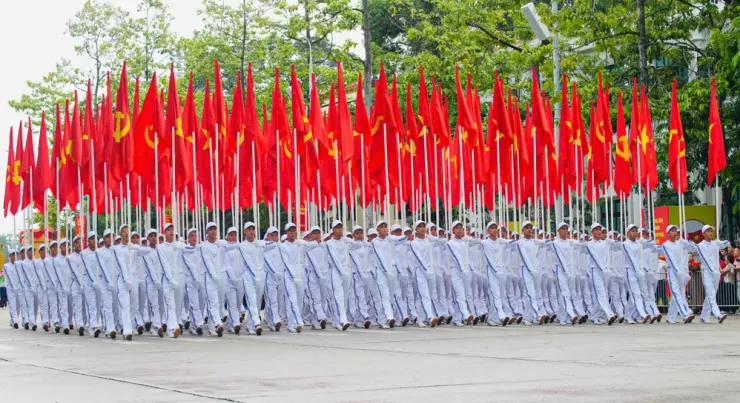 Khối Cờ Đảng, Cờ Tổ quốc với hình ảnh lá cờ tung bay trên Quảng trường Ba Đình lịch sử là linh hồn dân tộc, biểu tượng thiêng liêng bất khả xâm phạm, thể hiện lý tưởng, niềm tin, bản lĩnh, trí tuệ, khí phách và sức mạnh đại đoàn kết toàn dân tộc. Ảnh: PHI HÙNG