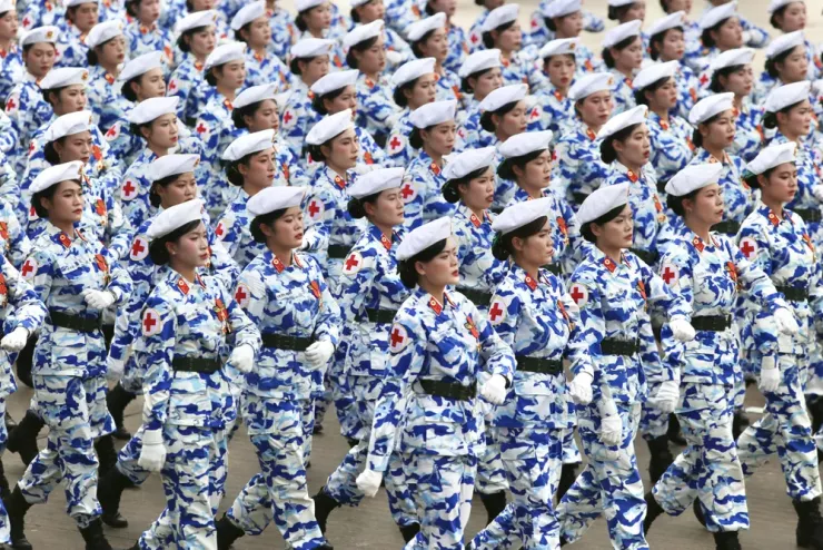 Khắc ghi lời Bác Hồ dạy “Người thầy thuốc giỏi đồng thời phải là người mẹ hiền”; những nữ sĩ quan Quân y đã làm việc quên mình, xông pha trong mưa bom, bão đạn, cứu chữa bộ đội và nhân dân, khắc phục thiên tai, thảm họa, phòng chống dịch bệnh, lập nhiều thành tích đặc biệt xuất sắc. Ảnh: HOÀNG GIANG