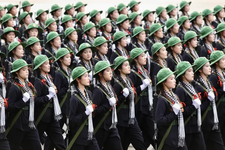 Khối nữ Du kích miền Nam với hình ảnh những “Cô Ba dũng sĩ tay súng, tay cày”, sục sôi ý chí “giặc đến nhà đàn bà cũng đánh”! Những người chiến sĩ khoác khăn rằn, đội nón tai bèo, luôn bám xóm, bám ấp, đánh giặc mọi lúc, mọi nơi. Ảnh: HOÀNG GIANG