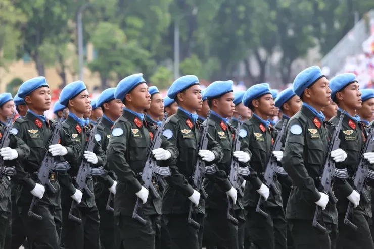 Khối nam sĩ quan Cảnh sát Gìn giữ hòa bình Liên Hợp quốc. Những người chiến sĩ được xem là biểu tượng của bản lĩnh, trí tuệ, lòng quả cảm và tinh thần hội nhập quốc tế; góp phần lan tỏa hình ảnh Việt Nam thân thiện, yêu chuộng hòa bình và nâng tầm vị thế lực lượng Công an nhân dân Việt Nam trên trường quốc tế. Ảnh: HOÀNG GIANG.