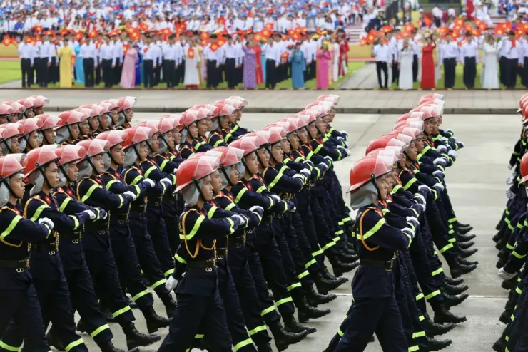 Khối nam sĩ quan Cảnh sát Phòng cháy, chữa cháy. Trải qua 64 năm xây dựng và trưởng thành, các thế hệ cán bộ, chiến sĩ lực lượng Cảnh sát Phòng cháy, chữa cháy và cứu nạn, cứu hộ luôn khắc phục khó khăn, gian khổ, dũng cảm chiến đấu, hy sinh, lập nhiều chiến công xuất sắc trên mặt trận chiến đấu với “giặc lửa”, sự cố thiên tai, bảo vệ tài sản của Nhà nước, tính mạng và tài sản của Nhân dân. Ảnh: HOÀNG GIANG.