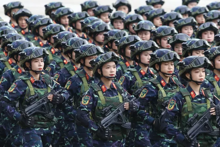 Khối nữ chiến sĩ Biệt động hiên ngang tiến bước trong buổi tổng duyệt diễu binh, những người con gan dạ, dũng cảm, ngoan cường, những đóa hoa thép đã hy sinh cả tuổi thanh xuân, bí mật gây dựng, phát triển lực lượng ngay trong lòng địch. Ảnh: HOÀNG GIANG.
