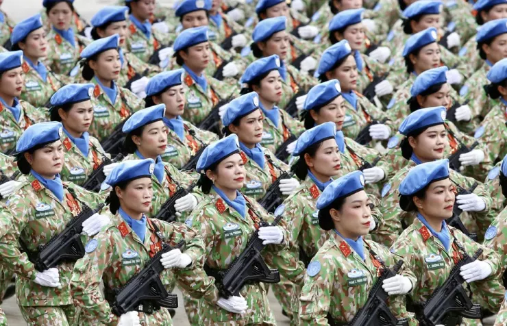 Khối nữ Gìn giữ hòa bình Việt Nam. Hành trình hơn 10 năm xây dựng, phát triển, hơn một ngàn chiến sĩ mũ nồi xanh đã lên đường thực hiện sứ mệnh cao cả mà Đảng, Nhà nước, Quân đội và Nhân dân giao phó. Ảnh: HOÀNG GIANG