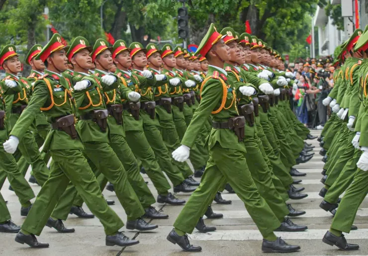Khối nam sĩ quan Cảnh sát nhân dân, lực lượng trực tiếp đấu tranh phòng, chống tội phạm, bảo đảm trật tự, an toàn xã hội. Cảnh sát nhân dân luôn phát huy truyền thống “Cảnh sát Việt Nam mưu trí, dũng cảm, vì nước quên thân, vì dân phục vụ”, lập nhiều chiến công đặc biệt xuất sắc, được Đảng, Nhà nước và Nhân dân ghi nhận, tin tưởng, đánh giá cao. Ảnh: PHI HÙNG