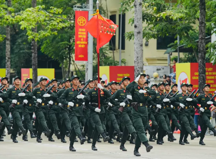 Khối nam sĩ quan Cảnh sát cơ động, lực lượng nòng cốt thực hiện biện pháp vũ trang bảo vệ an ninh quốc gia, bảo đảm trật tự an toàn xã hội. Ảnh: PHI HÙNG