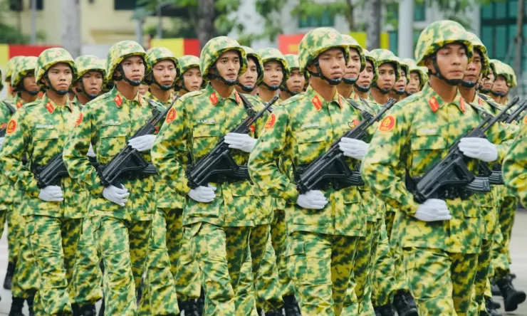Khối chiến sĩ Phòng hóa, là những người lính thầm lặng, sẵn sàng đối mặt hiểm nguy vô hình. 67 năm qua, lực lượng Phòng hóa luôn tiên phong phòng, chống vũ khí hủy diệt hàng loạt, hóa chất độc hại, sinh học, phóng xạ, hạt nhân; khắc phục hậu quả chiến tranh, bảo vệ môi trường và sức khỏe cộng đồng. Ảnh: PHI HÙNG