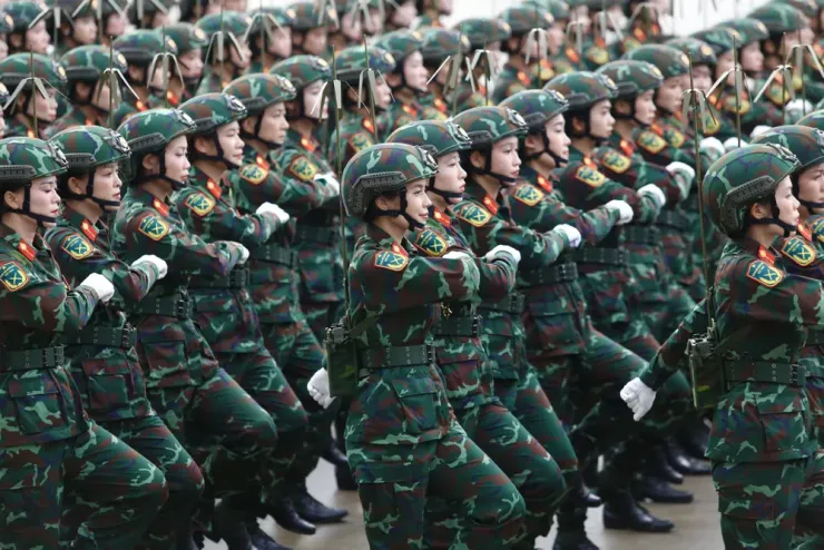 Khối nữ chiến sĩ thông tin - những bông hoa thép kiên cường của Quân đội nhân dân Việt Nam đang tiến bước lại lễ tổng duyệt diễu binh. Suốt 80 năm qua, Bộ đội Thông tin luôn đoàn kết, mưu trí, dũng cảm, vượt qua mọi khó khăn, giữ vững “Mạch máu thông tin liên lạc”, lập nên nhiều chiến công xuất sắc. ẢNH: HOÀNG GIANG