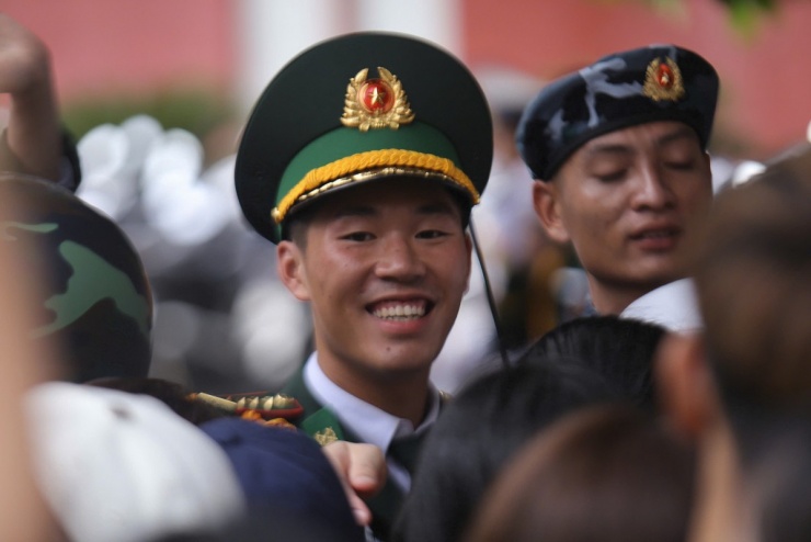 Chiến sĩ xúc động gặp lại mẹ sau nhiều ngày xa cách - 1