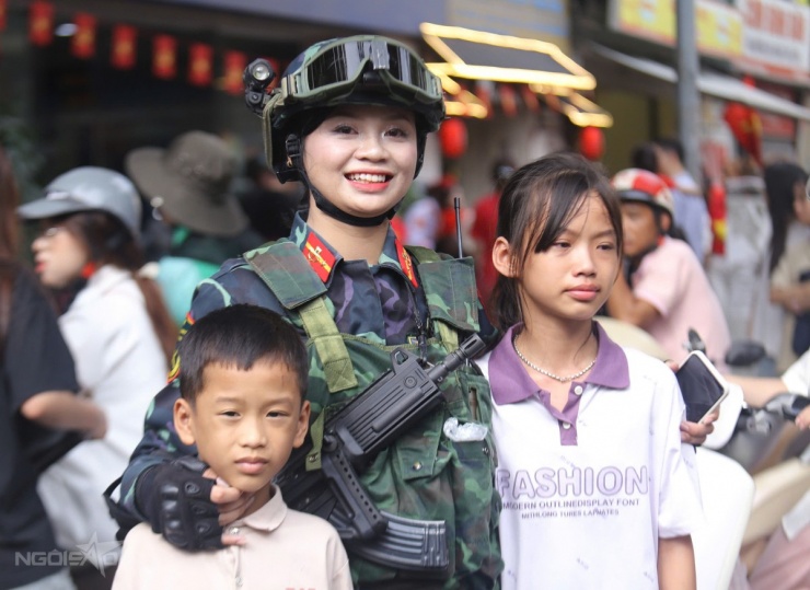 Chiến sĩ xúc động gặp lại mẹ sau nhiều ngày xa cách - 3